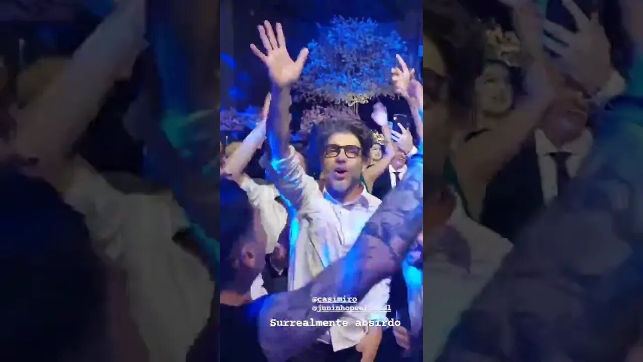 Juninho Pernambucano cantando música do Vasco em sua homenagem com a galera no casamento do Casimiro