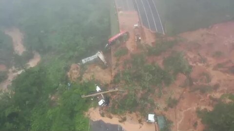 Deslizamento na BR 376 em Guaratuba arrastou seis carretas e 15 carros