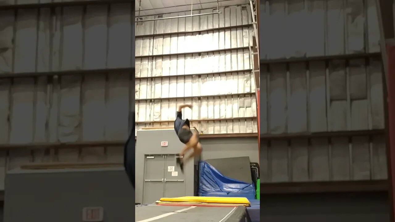 Do you think this is a good roundoff Backfull? #flipping #parkour #trampoline #tricks #shorts