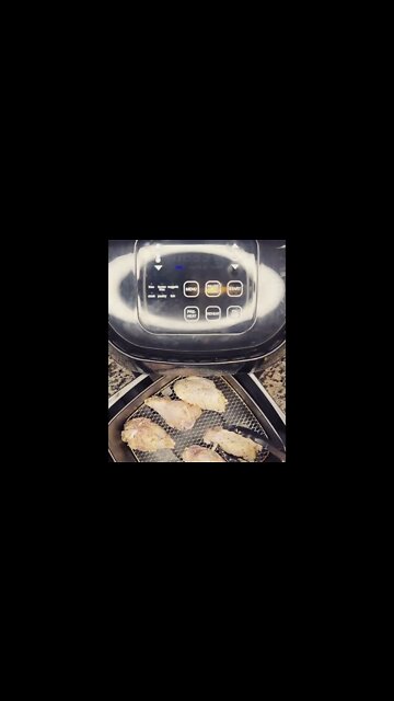 Lemon pepper wet wings | @thefoodie.101 on IG 🍗😱 #shorts