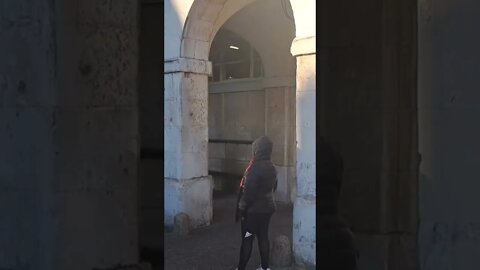 Tourist goes in to arches gets yelled at by kings guard #horseguardsparade