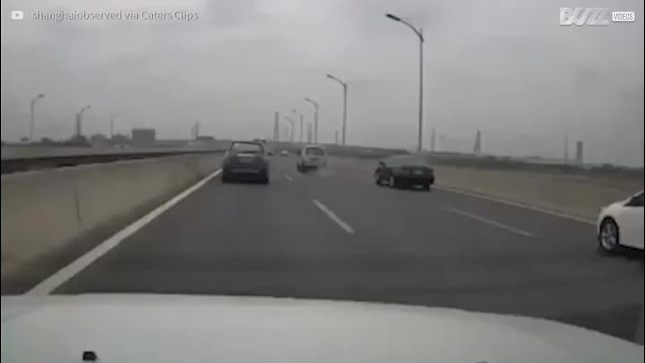 Une camionnette chinoise prend feu sur l'autoroute