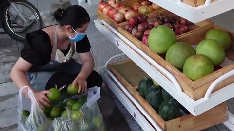 Making 100% Fresh Fruit Juice!