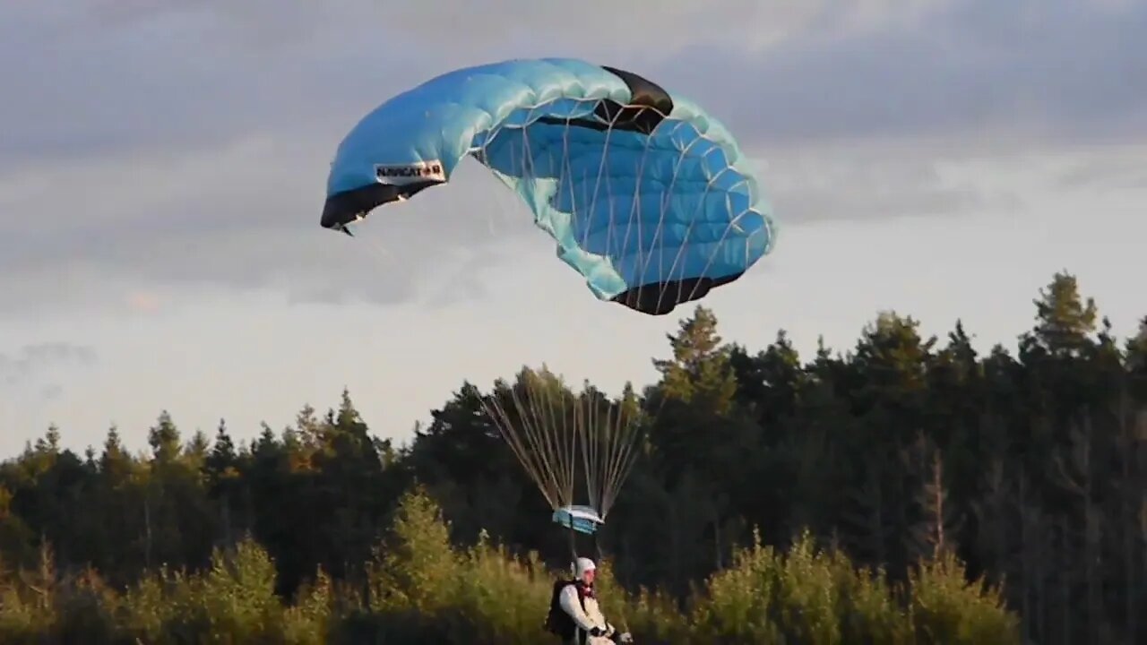 Turun laskuvarjourheilijoita kuvaamassa.