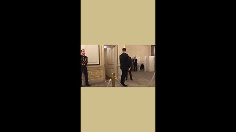 Putin going to restroom with guards