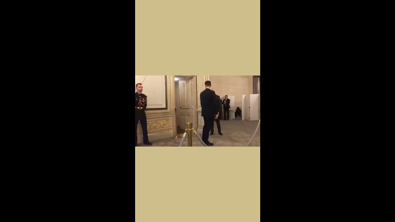 Putin going to restroom with guards