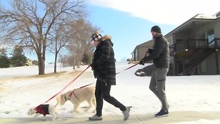 Outdoor workers stick it out in freezing weather