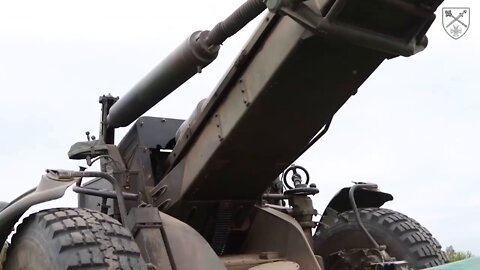 Ukrainian forces using 155-mm FH-70 howitzers provided by Italy. In addition to guns, trucks were also handed over.