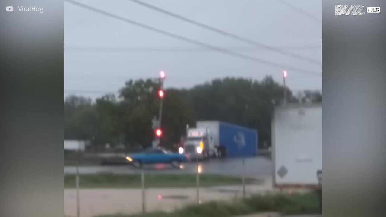 Camion falciato da un treno sui binari