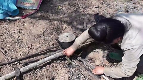 Survival in the forest and simple cooking of mountain people