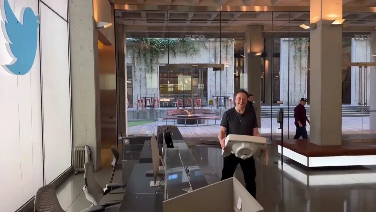 Elon Musk Enters Twitter HQ 💪