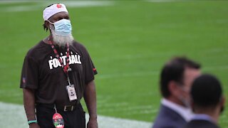 University Hospitals employee surprised with kind gesture from Browns RBs coach Stump Mitchell