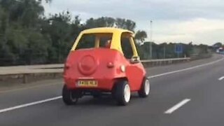 Motorista dirige carro de brincar em plena rodovia!