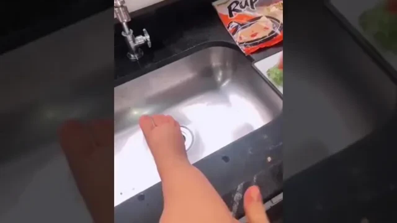 QUEM NUNCA TEVE VONTADE DE FAZER ISSO ? SANDUICHE DE PEZINHO DE BEBE, MOMENTO FOFURA #meme #shorts