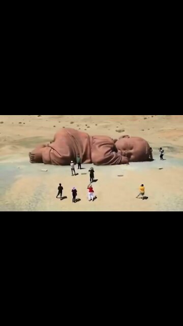 Giant sleeping baby 👶🏻 This sculpture of a sleeping baby is located in the desert of Guazhou,