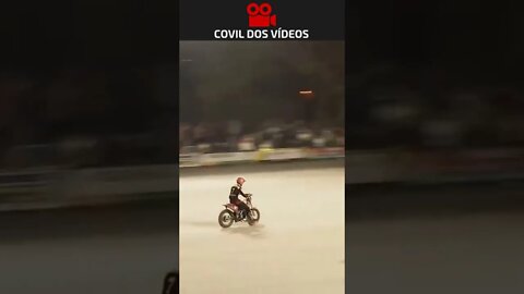jogando futebol de motos