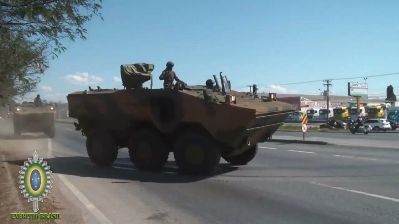 comboio enorme do exército nas ruas de curitiba povo nas ruas manifestações pelo brasil