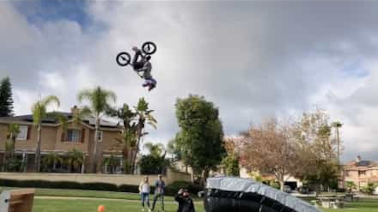 Menino de 8 anos faz impressionante mortal de BMX