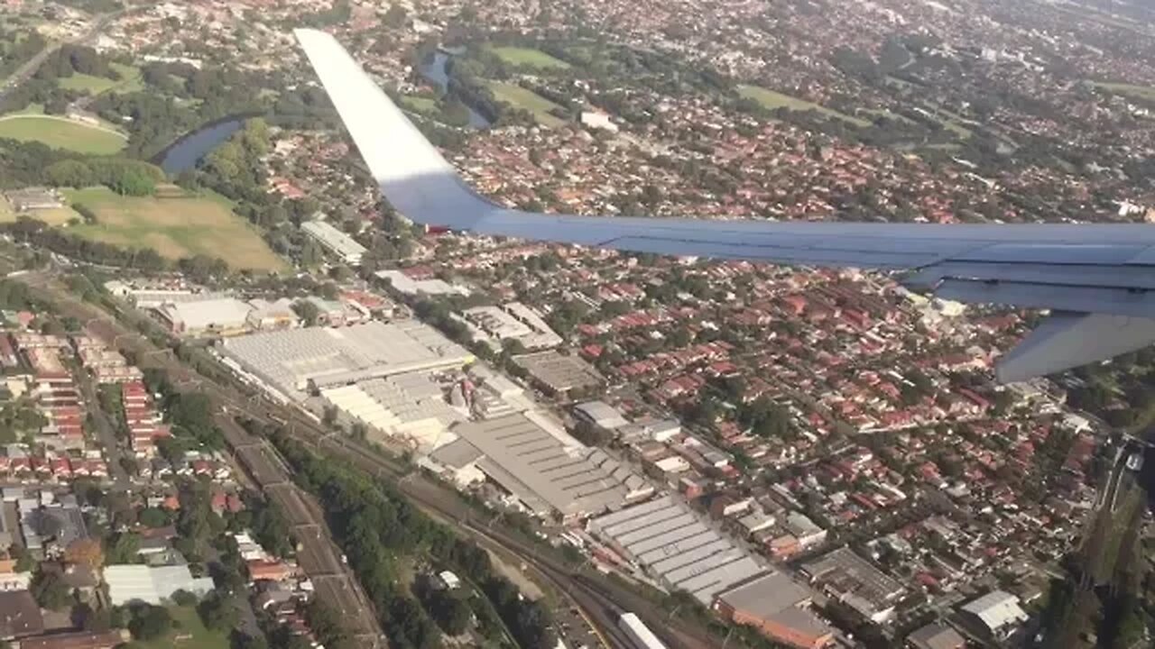 Qantas B737-800 (VH-VYL) takeoff at SYDNEY airport