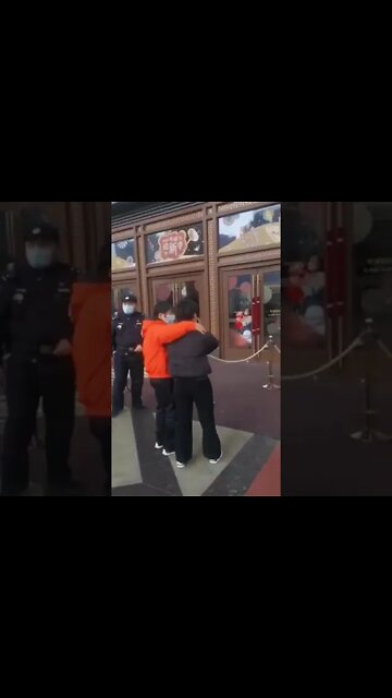 Mother Screams Desperately as Her Child Locked inside a Shopping Town in Shanghai 寶寶被關商場 母親絕望叫喊