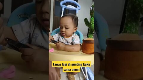 fawaz lagi potong kuku sama ummi