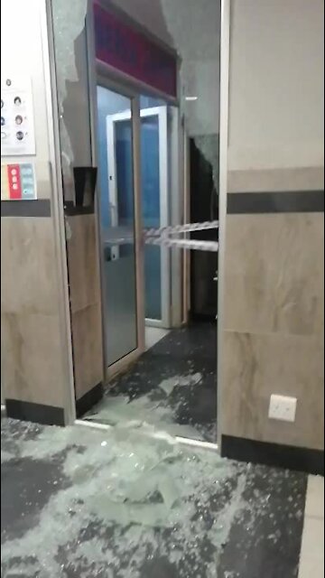 WATCH: Gang loots Durban liquor store during early morning raid (DSN)