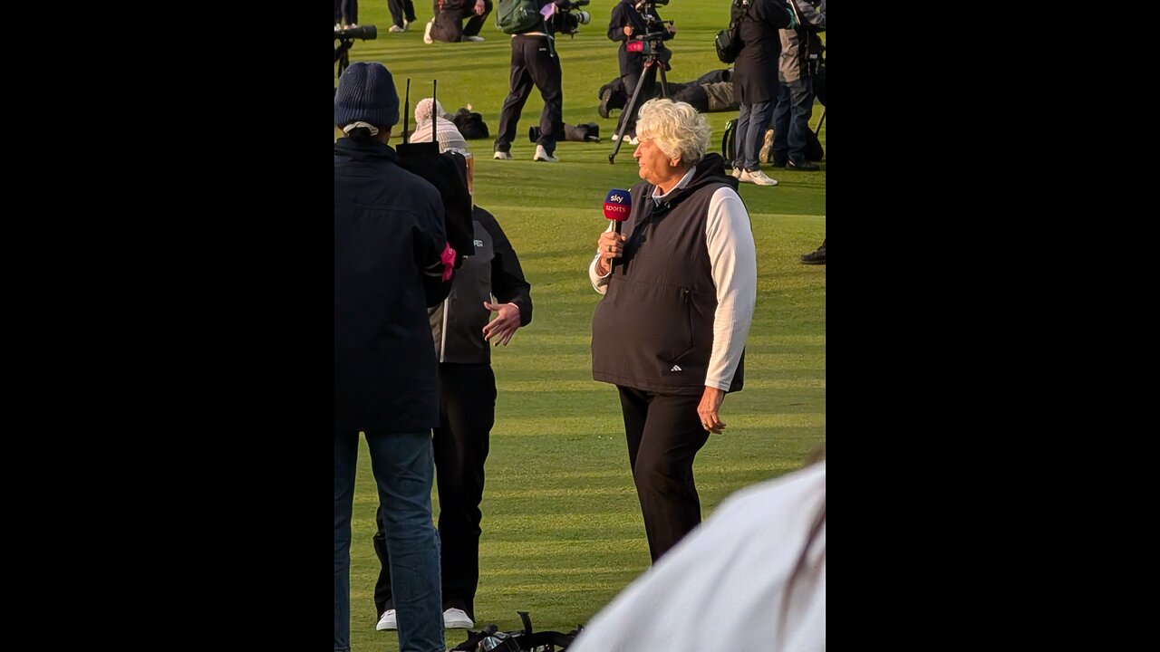 Stand still Volunteers at St Andrews Sunday AIG Woman's open Golf Championship