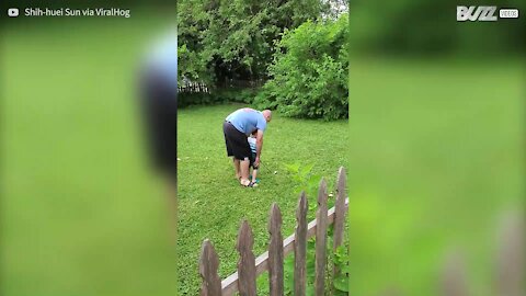 Un petit garçon perd patience lors de son apprentissage du golf