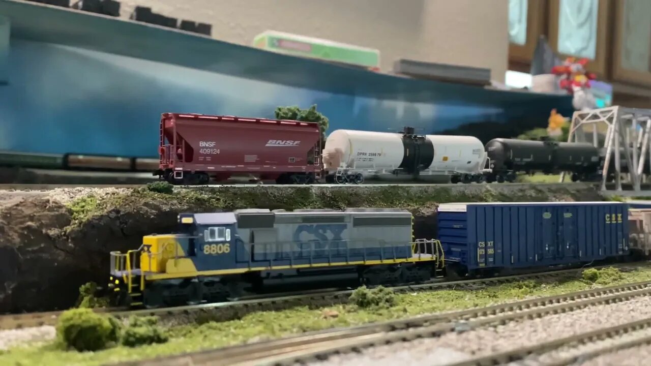 N Scale Intermountain SD40-2 Review Incoming