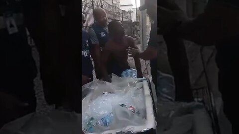 😡 Vendedor entra em desespero, ao ter sua mercadoria tomada pela prefeitura do Rio