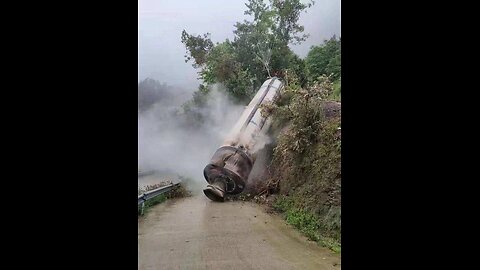 🇨🇳 The first stage of a space rocket fell directly onto a Chinese village – local
