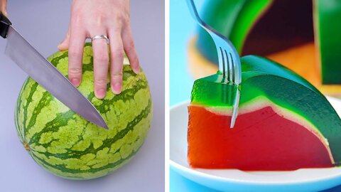 Viral video of the extraordinary fruit eating scene.