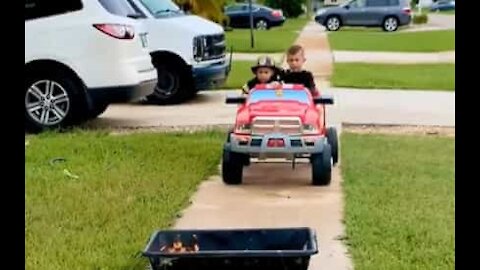 Menino de 3 anos realiza treino de bombeiros