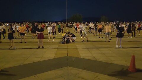 风骚小伙领百人齐跳《星星的约会》，重拾80年代小虎队的青涩回忆【順能炫舞團】