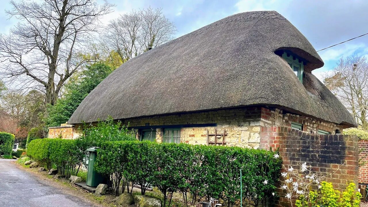 Chalk built Thatched Cottages - Uffington Walk, English Countryside