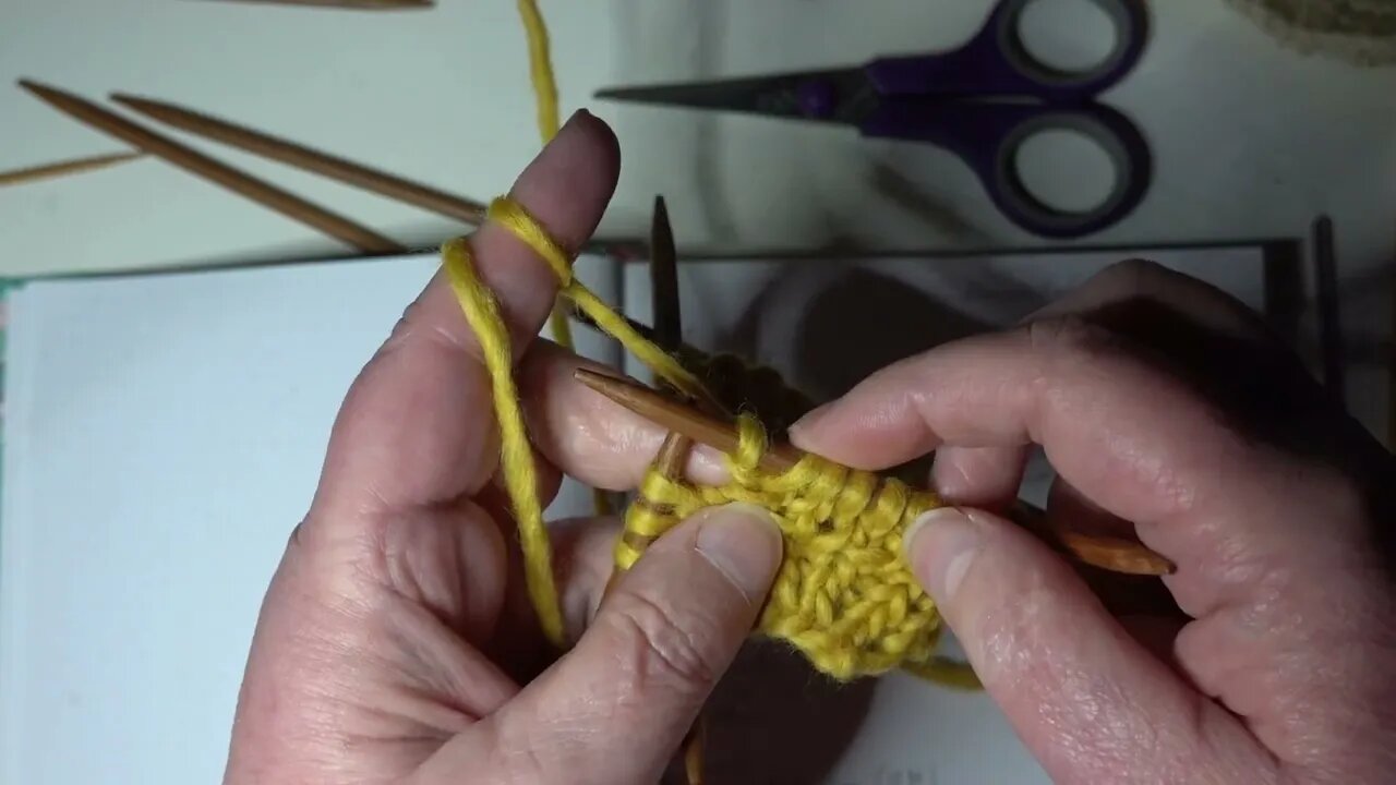 Gloves - How to increase the number of stitches to create the thumb (activate subtitles)