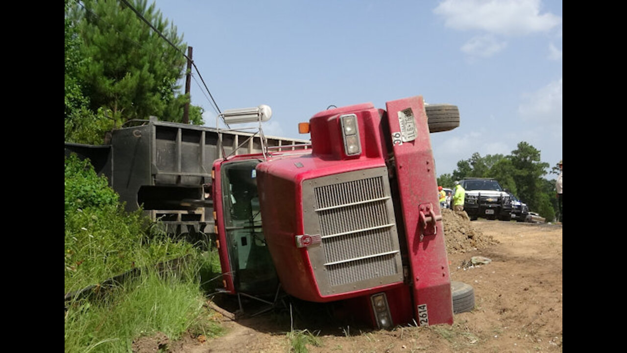 DUMP TRUCK TURNS OVER, SODA TEXAS, 06/16/22...