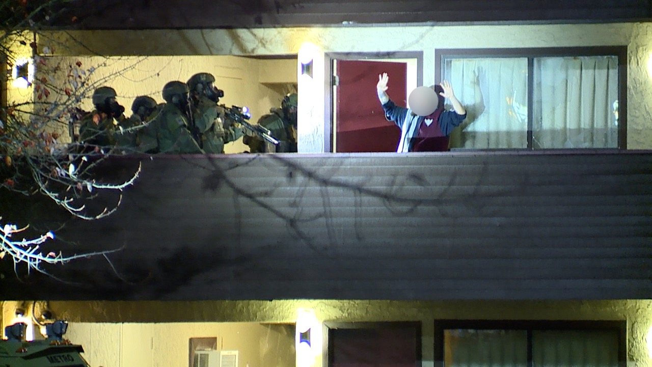 Man in custody after SWAT standoff in Springfield Township