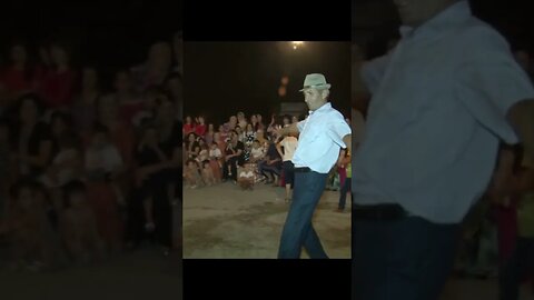 Чеченская ловзар. Старый показал, как надо танцевать.