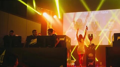 Γλεντήστε με τον DJ Στράτο