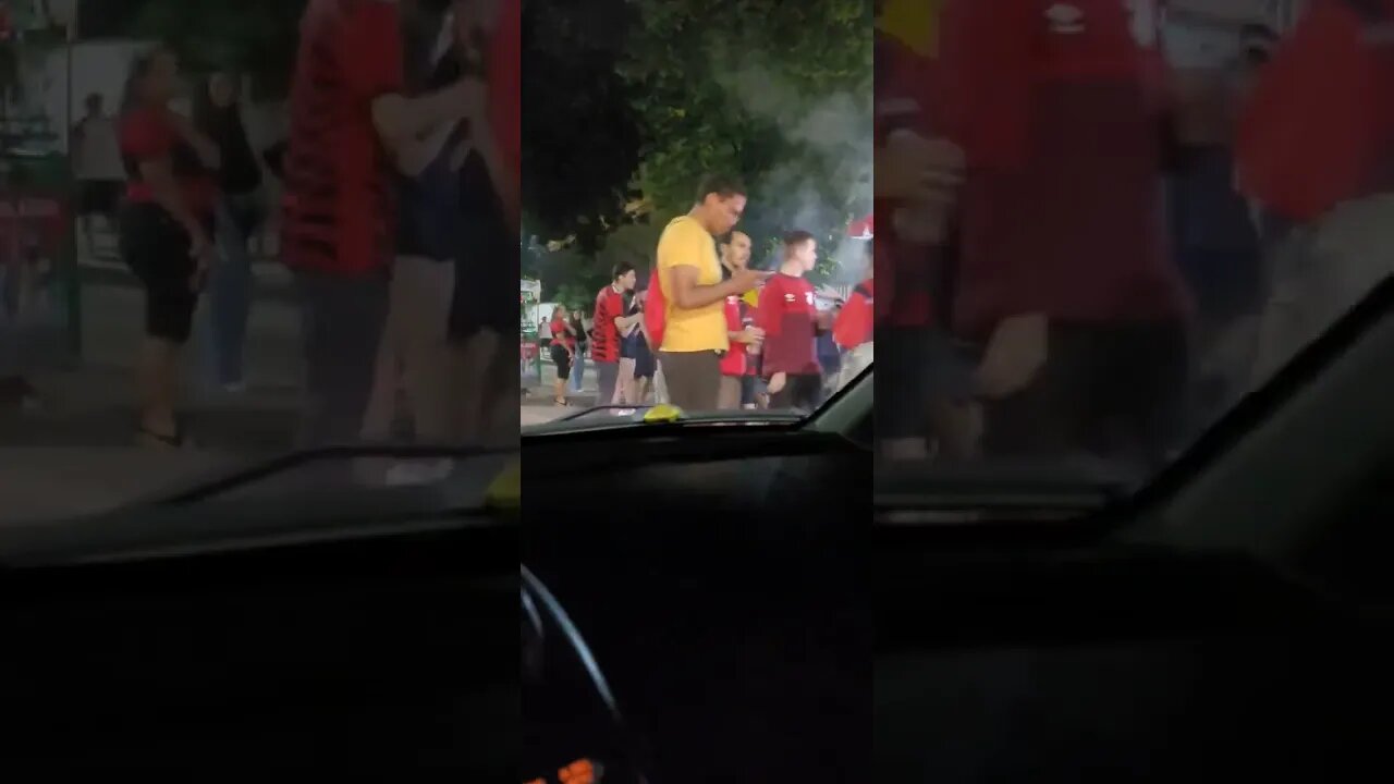 Torcedores do Athletico-PR juntos a torcedores do Flamengo no entorno do Maracanã