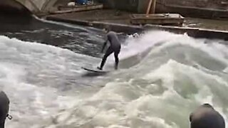 Surf em Munique? Surfistas aproveitam canal da cidade