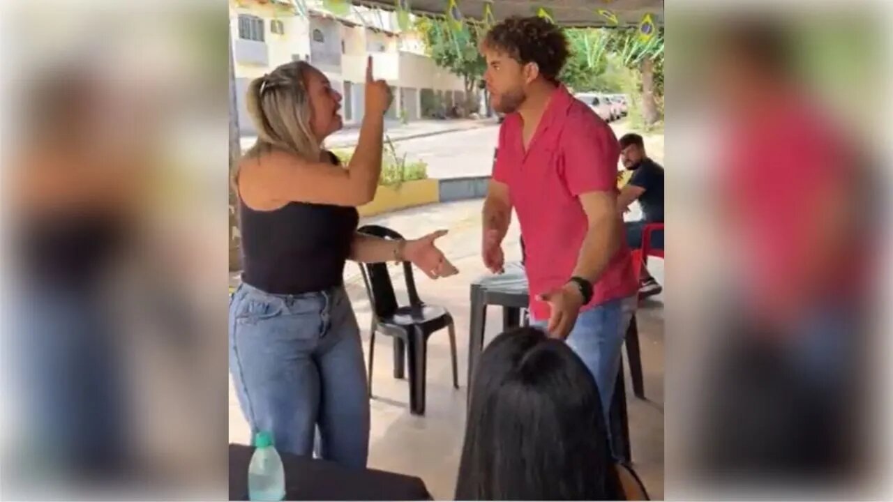 Mulher humilhou uma mãe solteira por amamentar seu bebê em público.