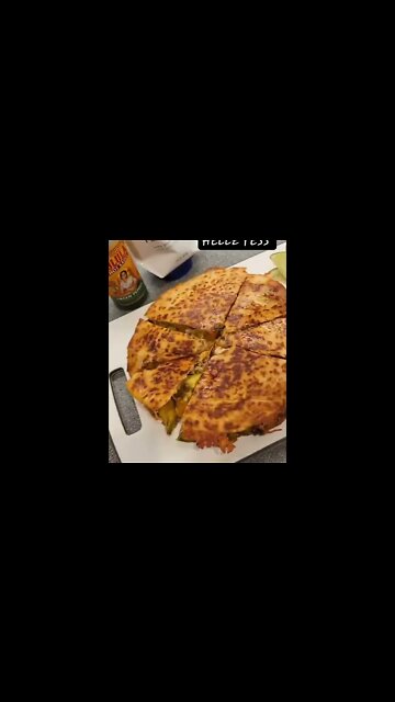 Quesadilla cutting | @mosey_does_keto on IG💲🤑🍽 #shorts