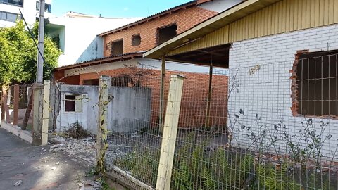 Três sobrados e duas casas abandonadas nessa quadra