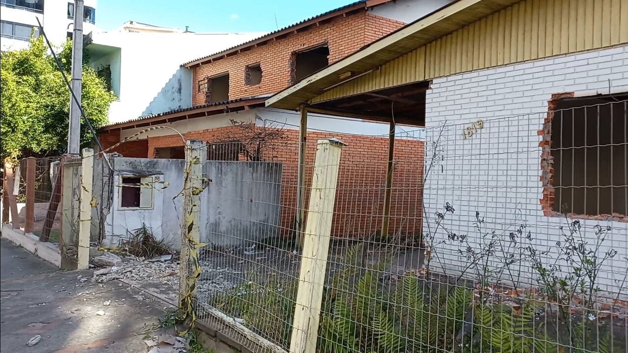 Três sobrados e duas casas abandonadas nessa quadra