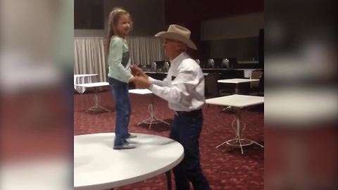 Funny Girl Photobombs Her Sister’s Dance