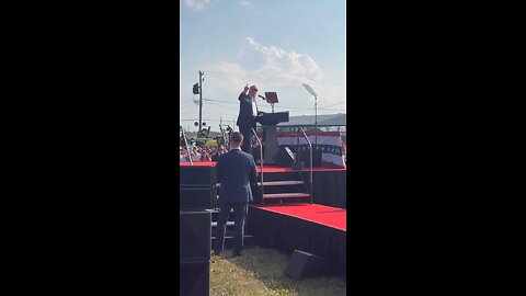 New video sent to us from Saturday at the Trump rally, best ANGLE