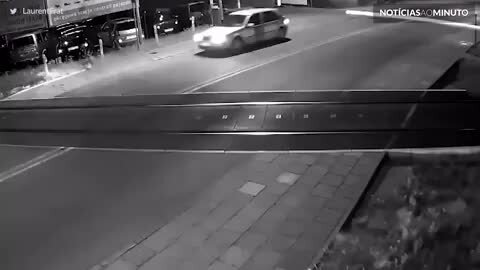 Carro desvia milagrosamente de trem na Polônia