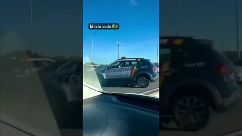 desgoverno fez barreiras para evitar que os patriotas fossem no aeroporto receber @jbolsonaro 😔😡🛬💸